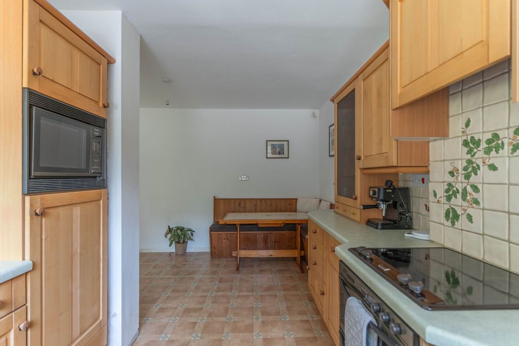 Property photo 3 of 27