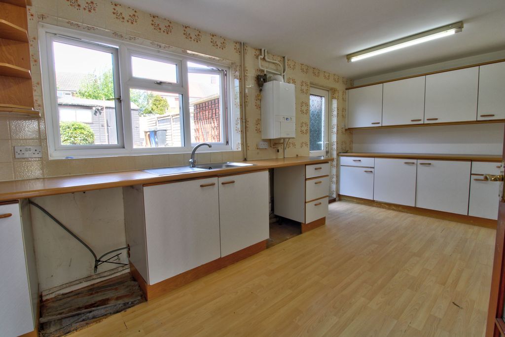 Property photo 3 of 12 Kitchen