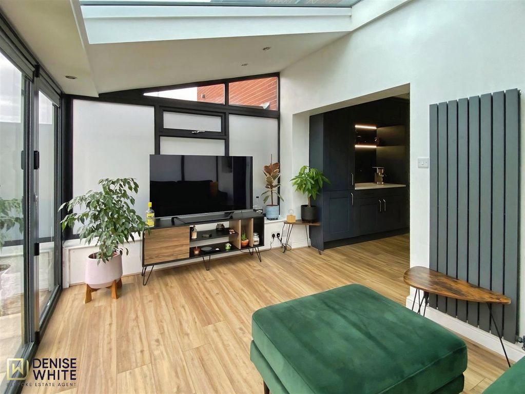 Property photo 3 of 26 Snug