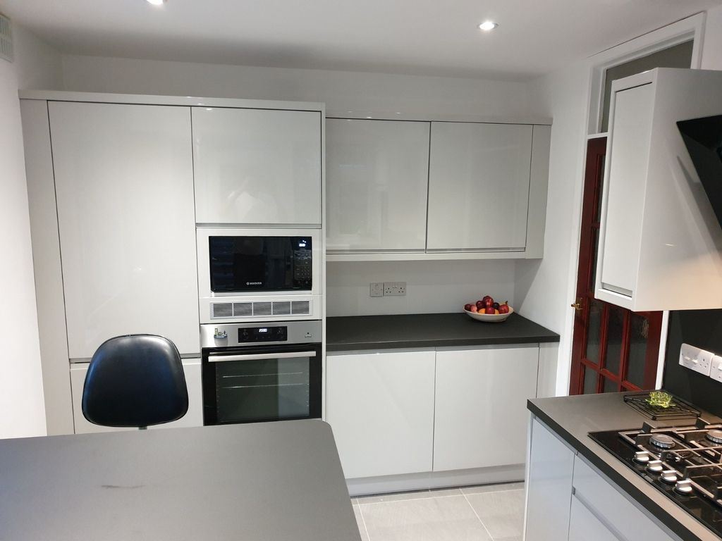 Property photo 1 of 6 Two-Bedroom Ground-Floor Flat