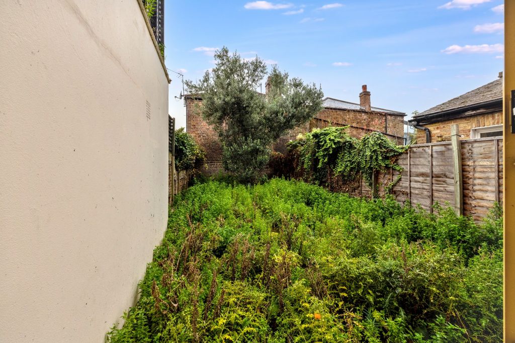 Property photo 2 of 17 74 Lyal Road, Bow London E3 5Qq