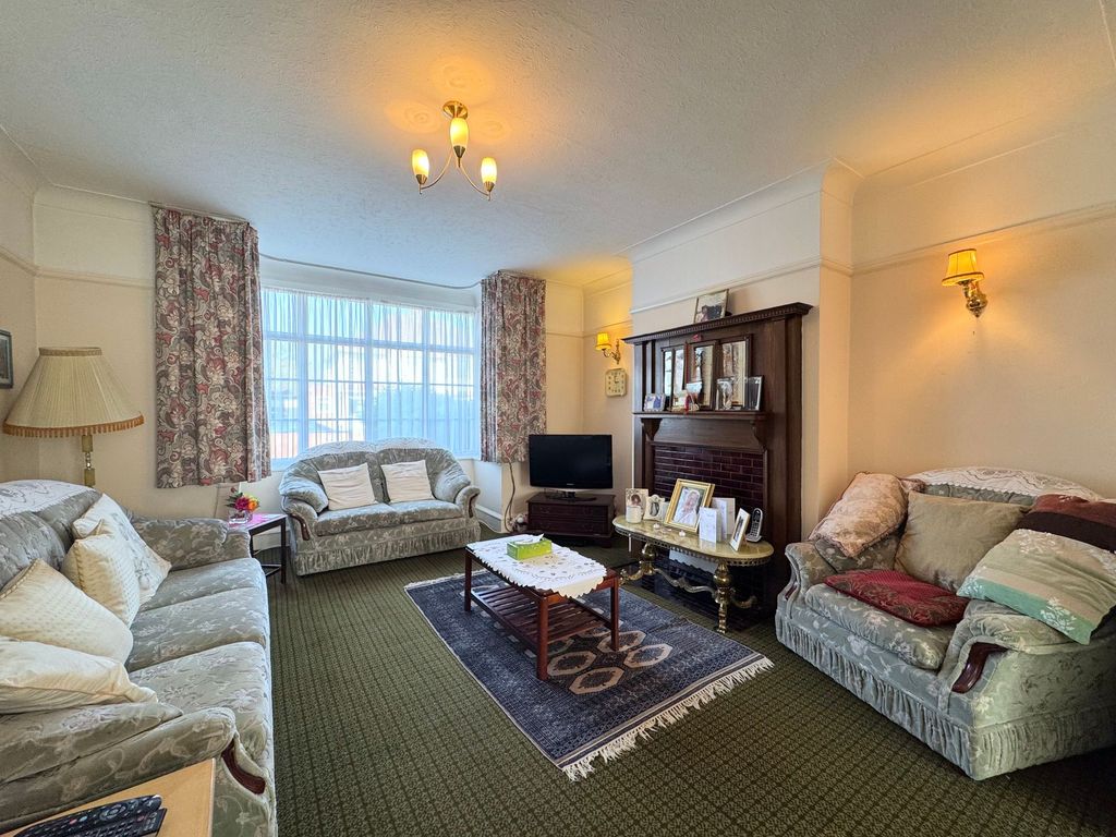 Property photo 2 of 19 Lounge