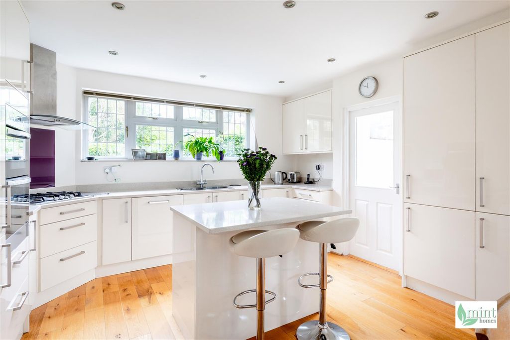 Property photo 2 of 16 7 Priory Close - Watermark-28.Jpg