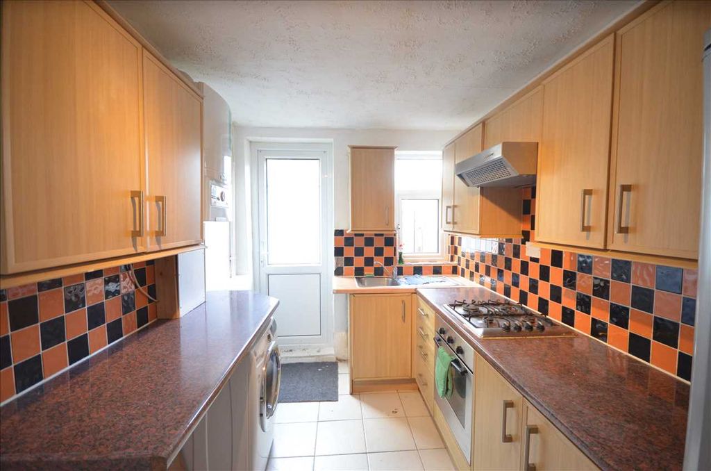 Property photo 3 of 8 Fitted Kitchen