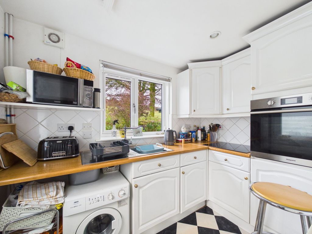 Property photo 3 of 11 Kitchen