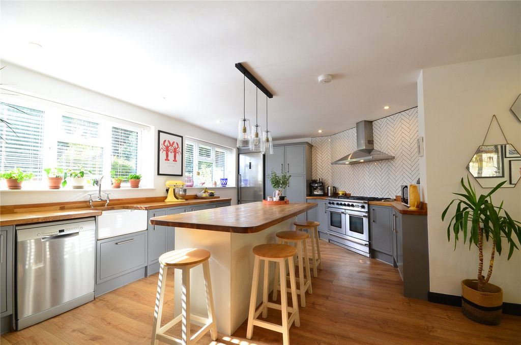 Property photo 2 of 20 Kitchen/Breakfast