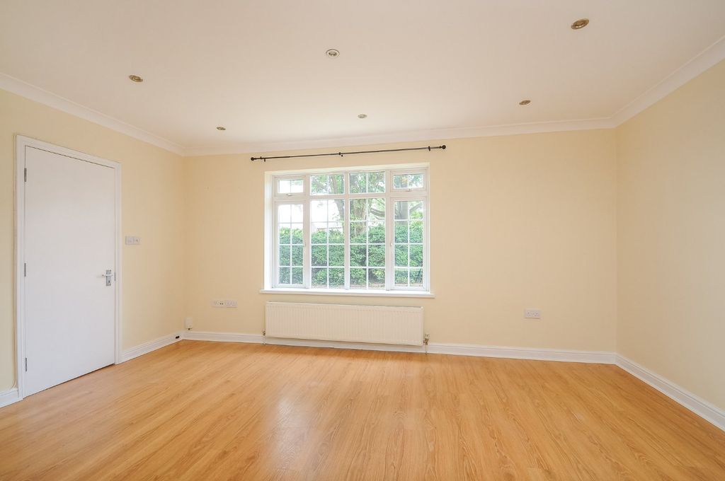 Property photo 2 of 8 Picture No. 13