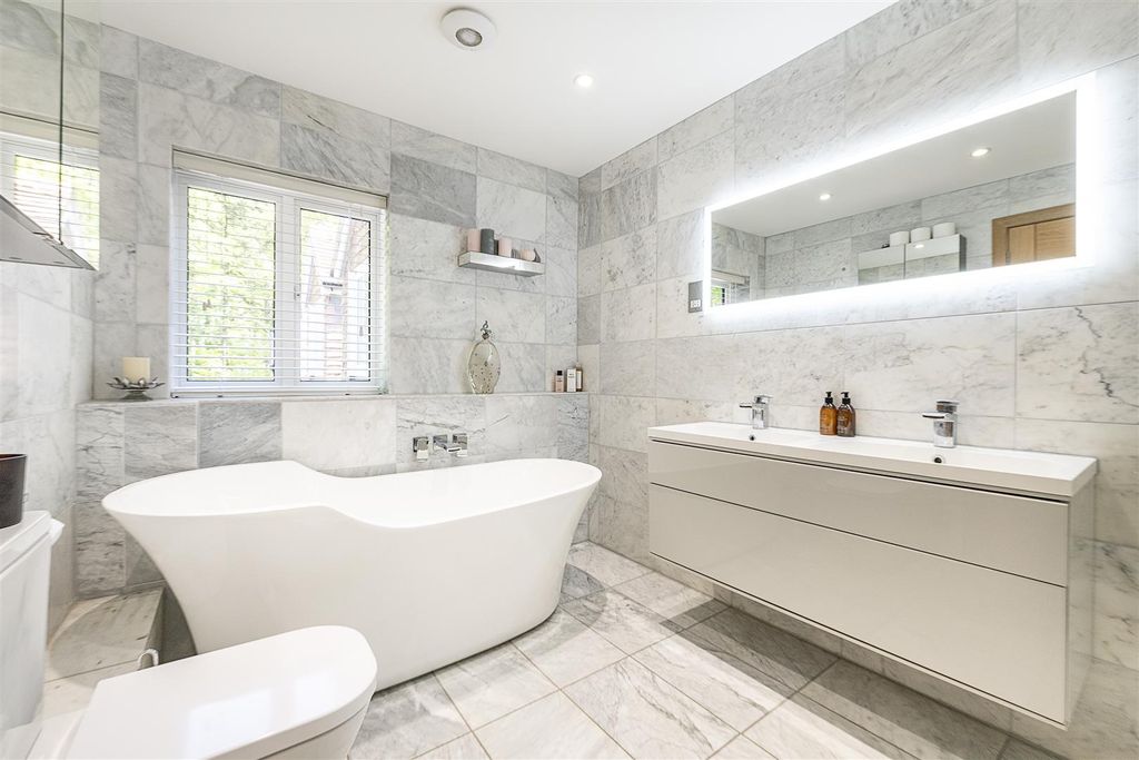Additional image 9 of 5 bed detached house for saleTea Green, Hertfordshire LU2