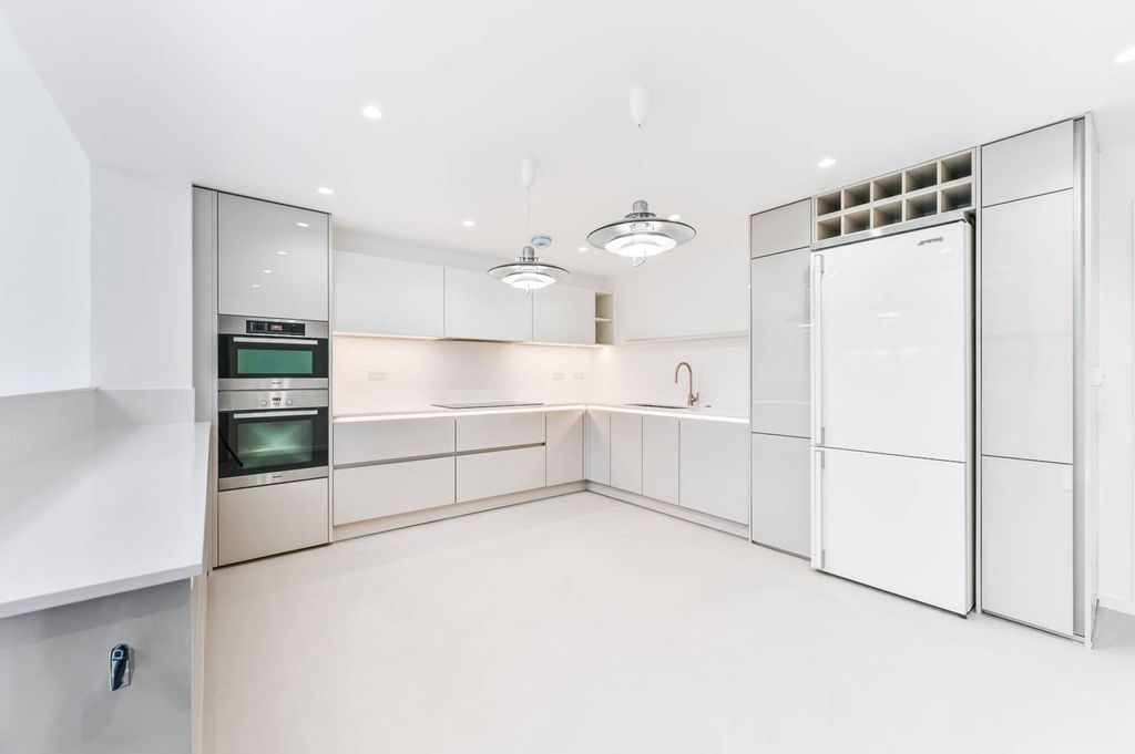 Property photo 3 of 23