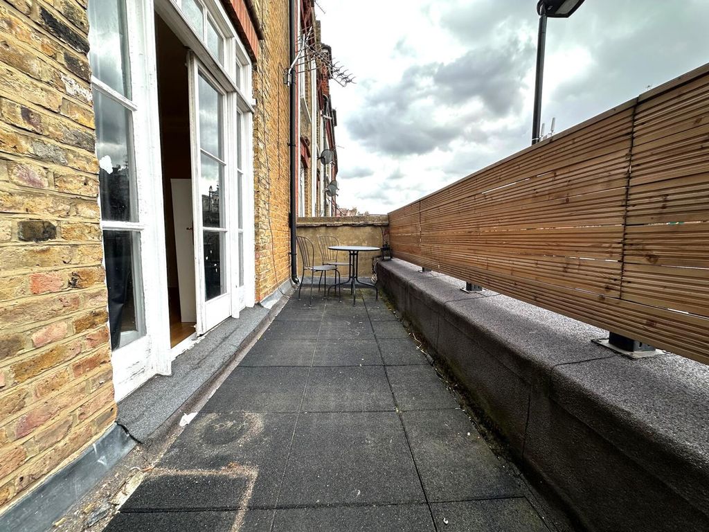 Property photo 3 of 10 Balcony