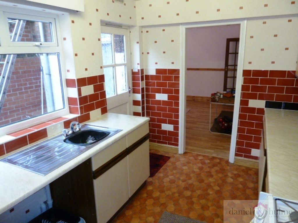 Property photo 3 of 11 Kitchen