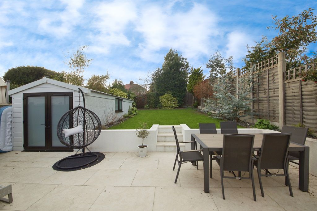 Property photo 2 of 20