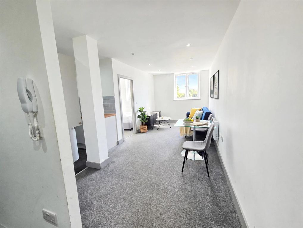 Property photo 1 of 17 02_Living_Room_Wide_Hero.Jpg