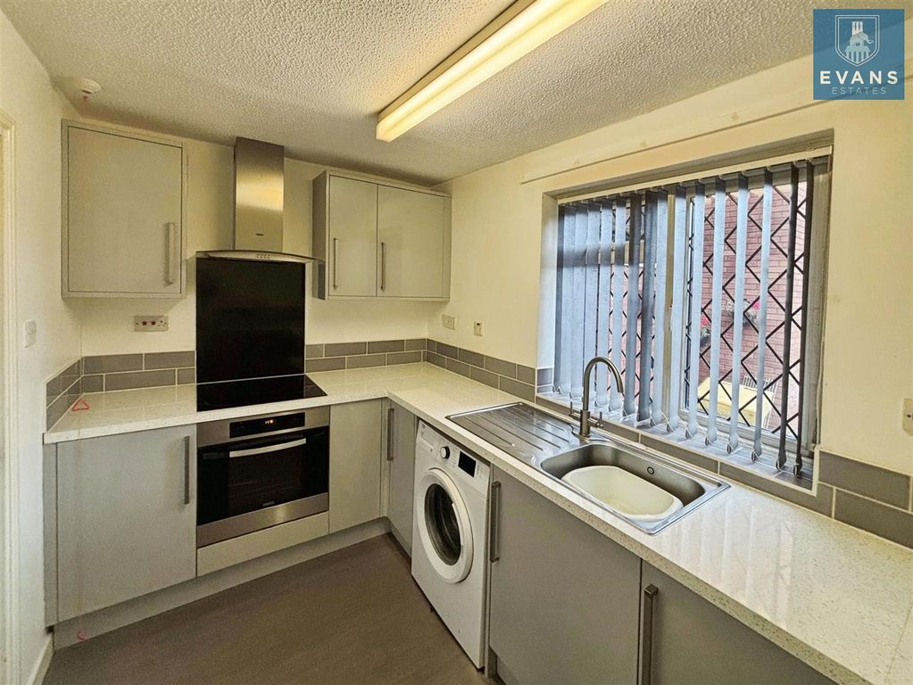 Property photo 3 of 12 Kitchen