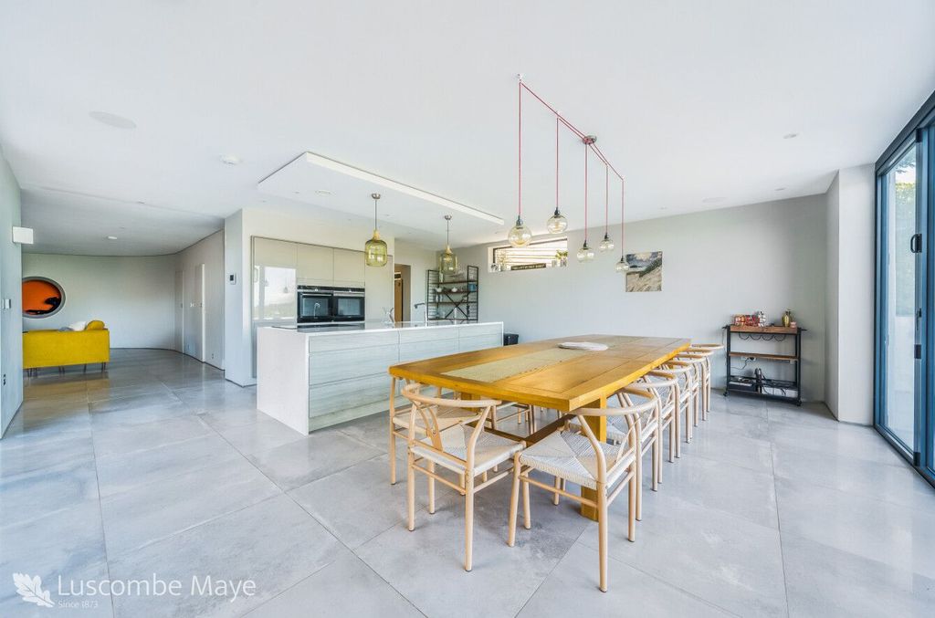 Property photo 3 of 36