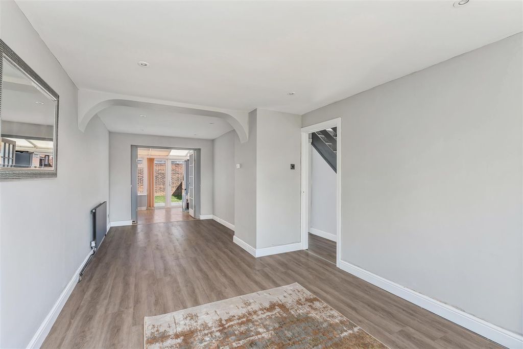 Property photo 3 of 11 40 Riley Drive, Banbury-7.Jpg
