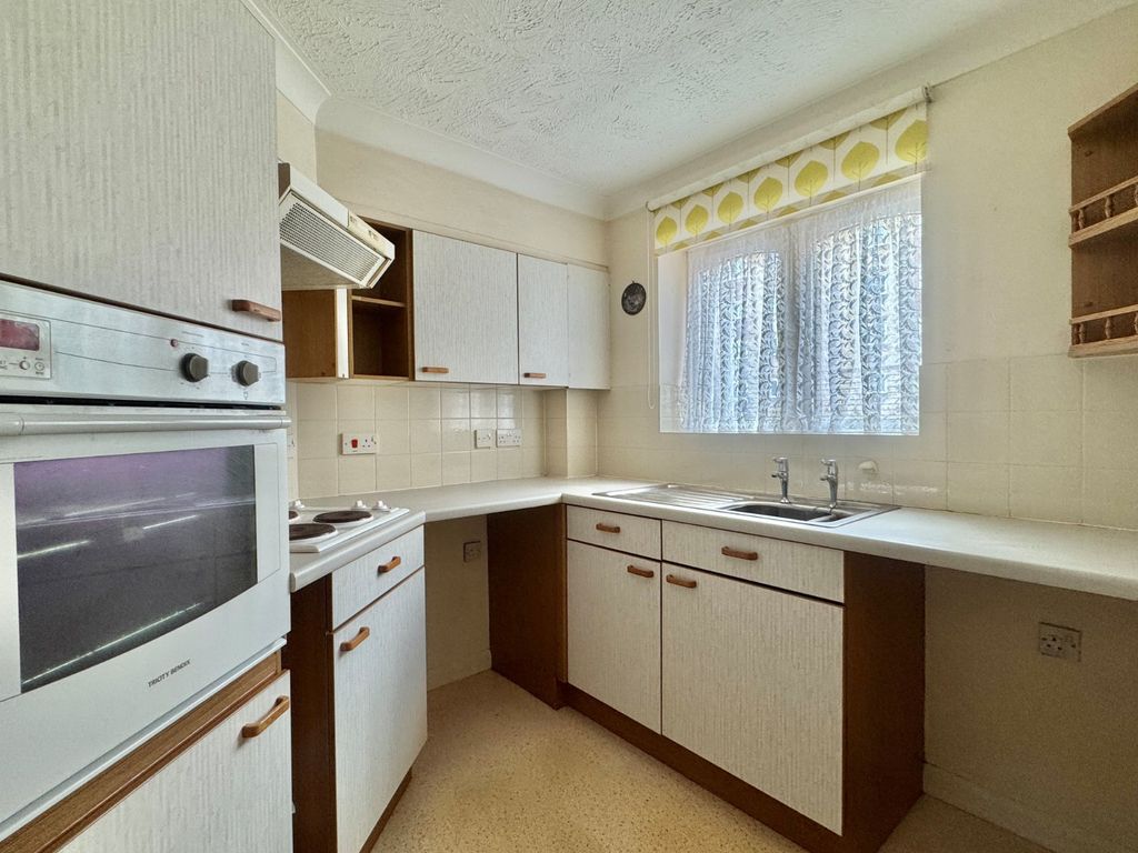 Property photo 3 of 11 Kitchen