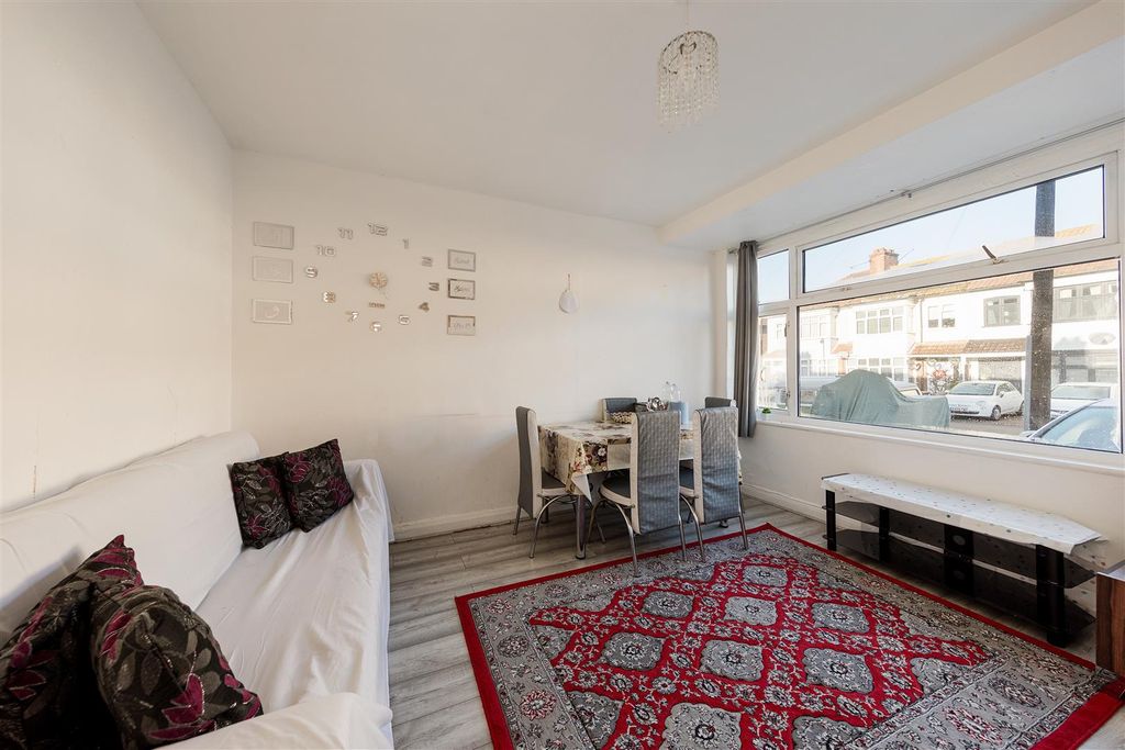 Property photo 2 of 17 Corbett Road, E17