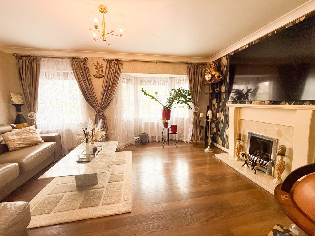 Property photo 2 of 21 Living Room