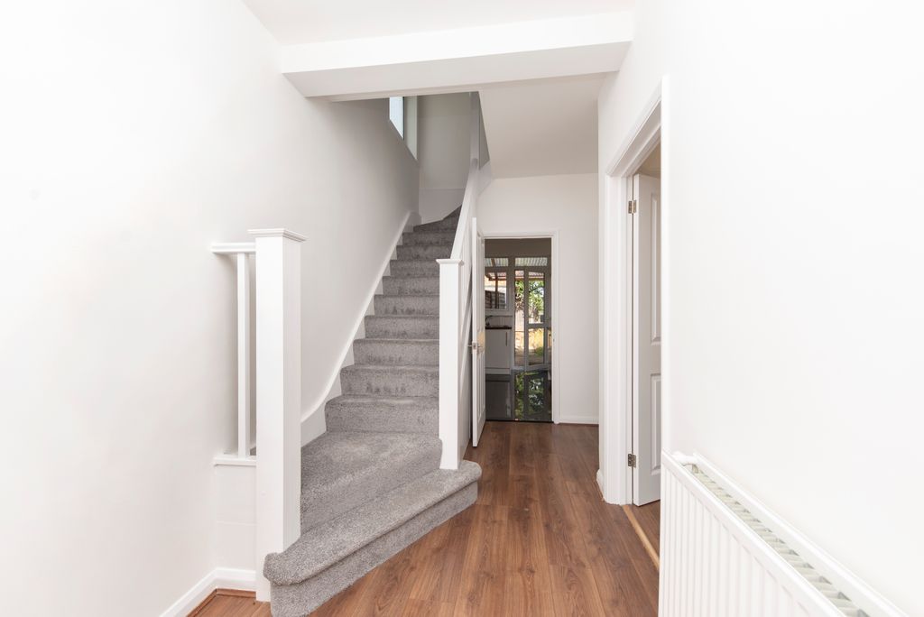 Property photo 2 of 10 27 Berrylands - Hall