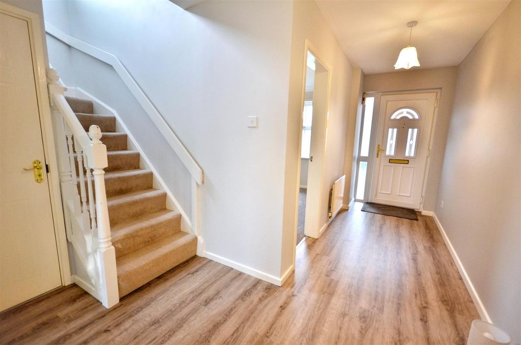 Property photo 2 of 19 Entrance Hall