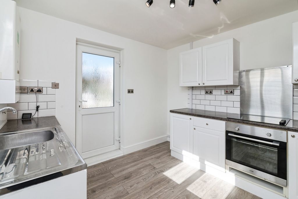 Property photo 3 of 18 Kitchen
