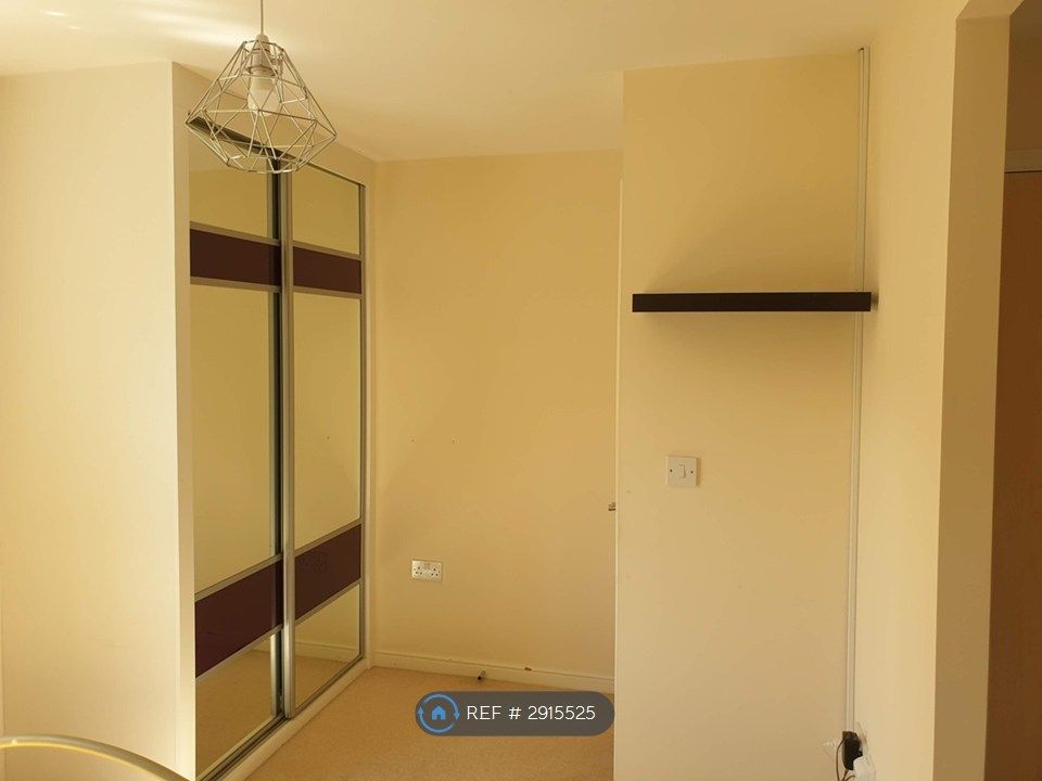 Property photo 3 of 15 Wardrobe 1