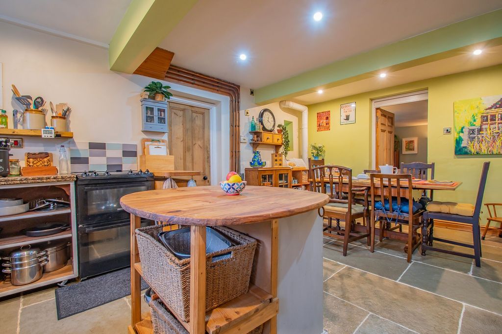 Property photo 3 of 42