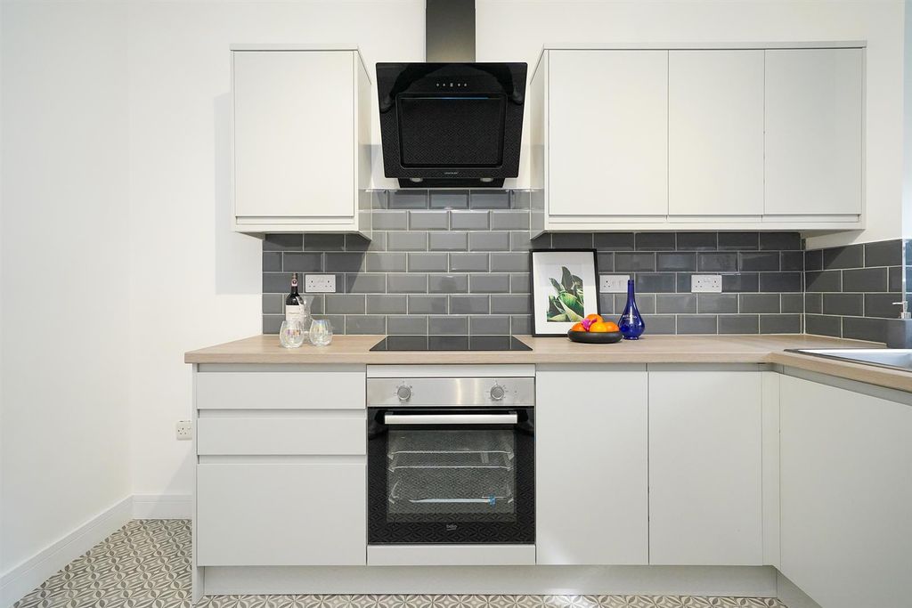 Property photo 1 of 10 Kitchen Counter