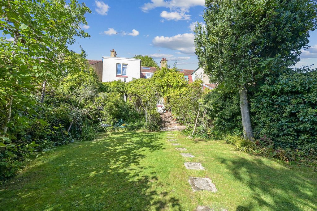 Property photo 2 of 17 Garden