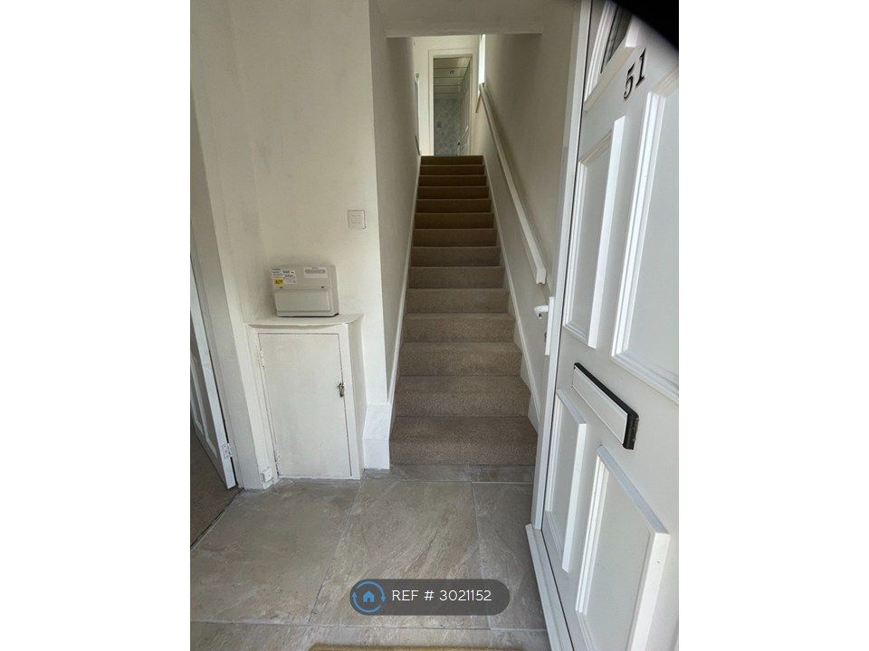 Property photo 2 of 25 Entrance Hall / Stairway