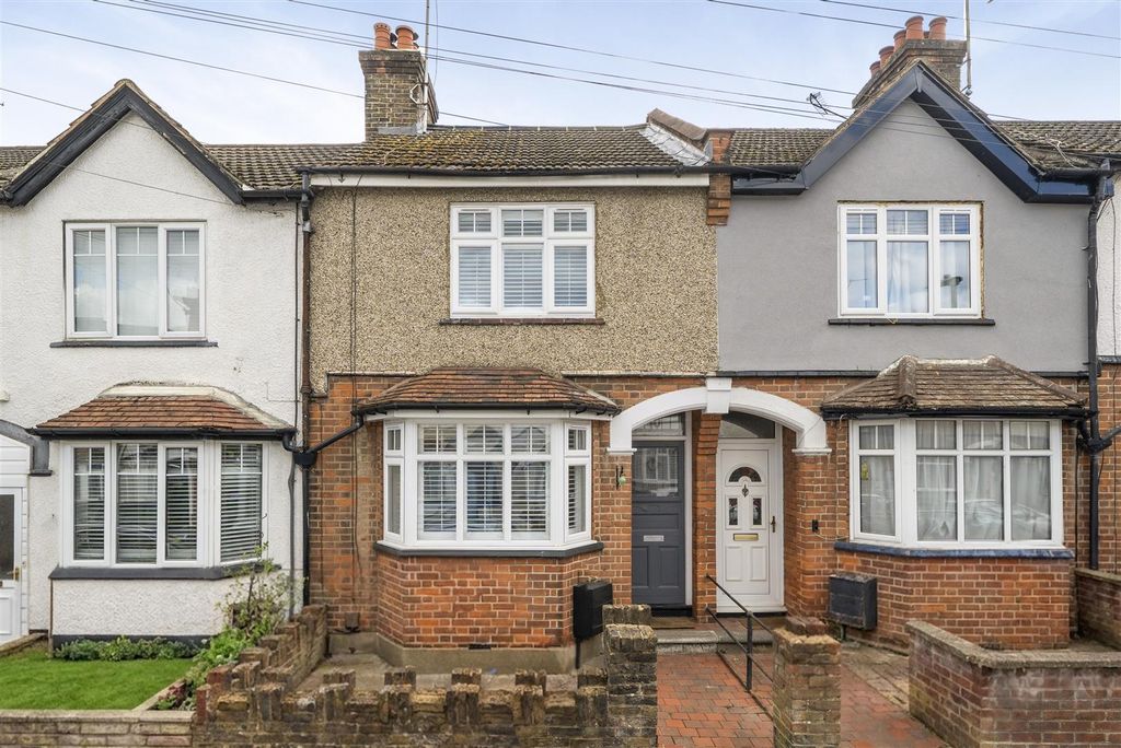Property photo 1 of 12 Cassiobridge Road - Front.Jpg