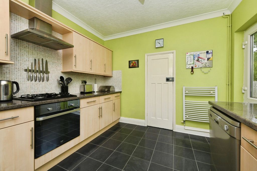 Property photo 2 of 17 Kitchen
