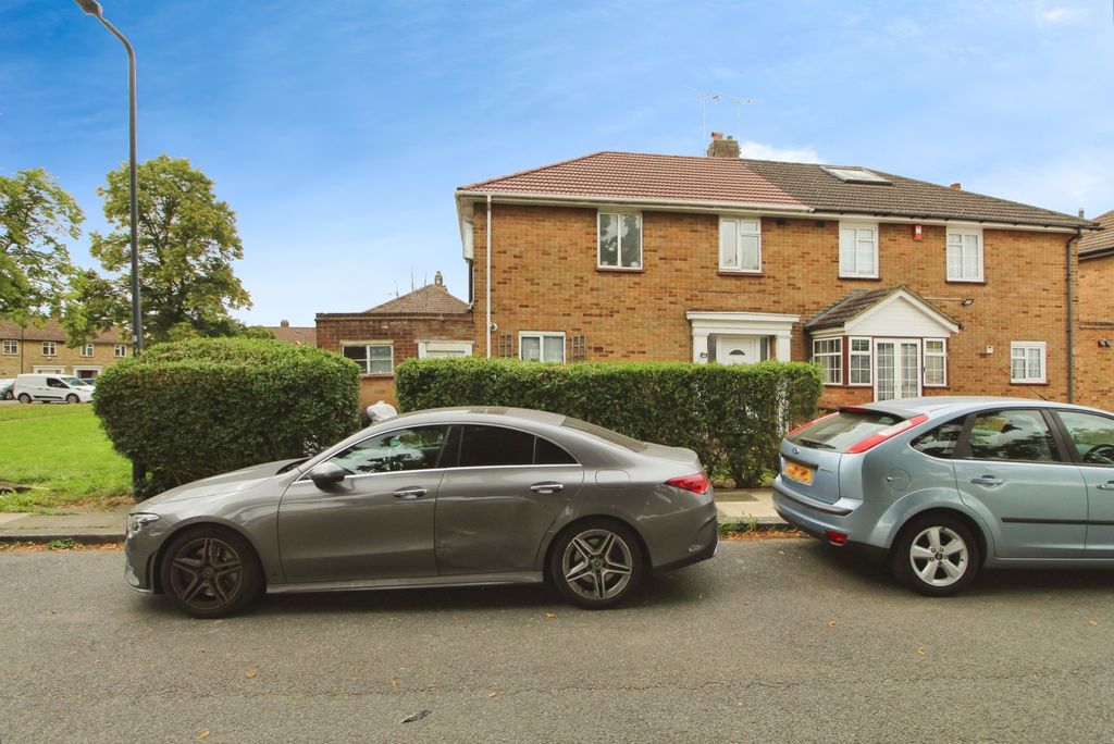 Property photo 1 of 25 Three Bedroom Semi Detached House For Sale