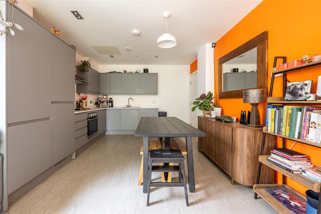 Additional image 9 of 3 bed flat for saleLena Kennedy Close, Highams Park E4