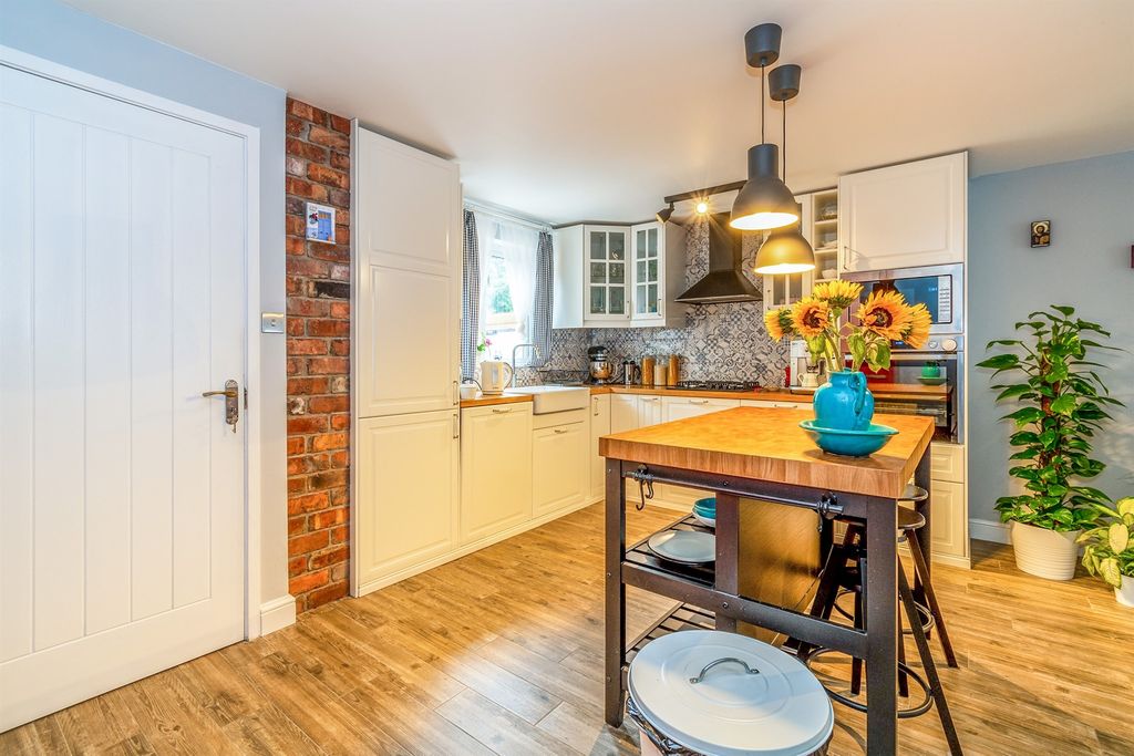 Property photo 1 of 12 Kitchen_168 Osborne Rd N
