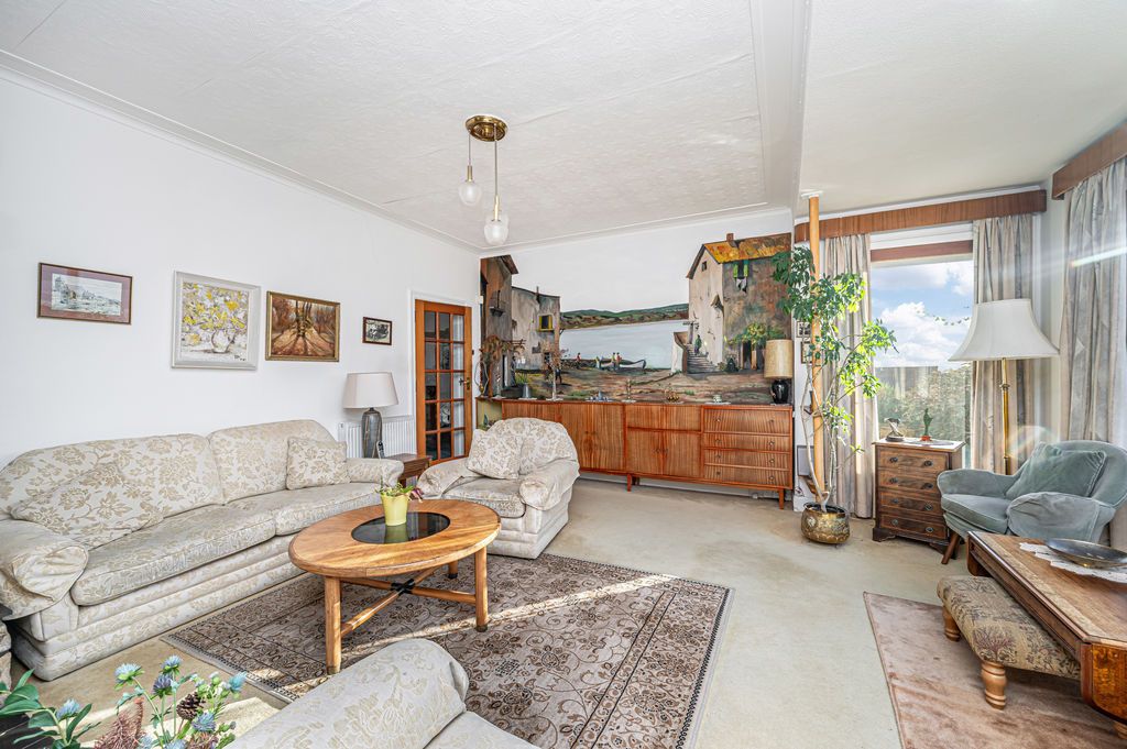 Property photo 3 of 38 Lounge