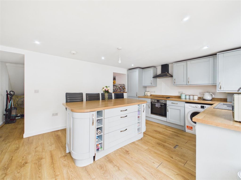 Property photo 3 of 14 Kitchen