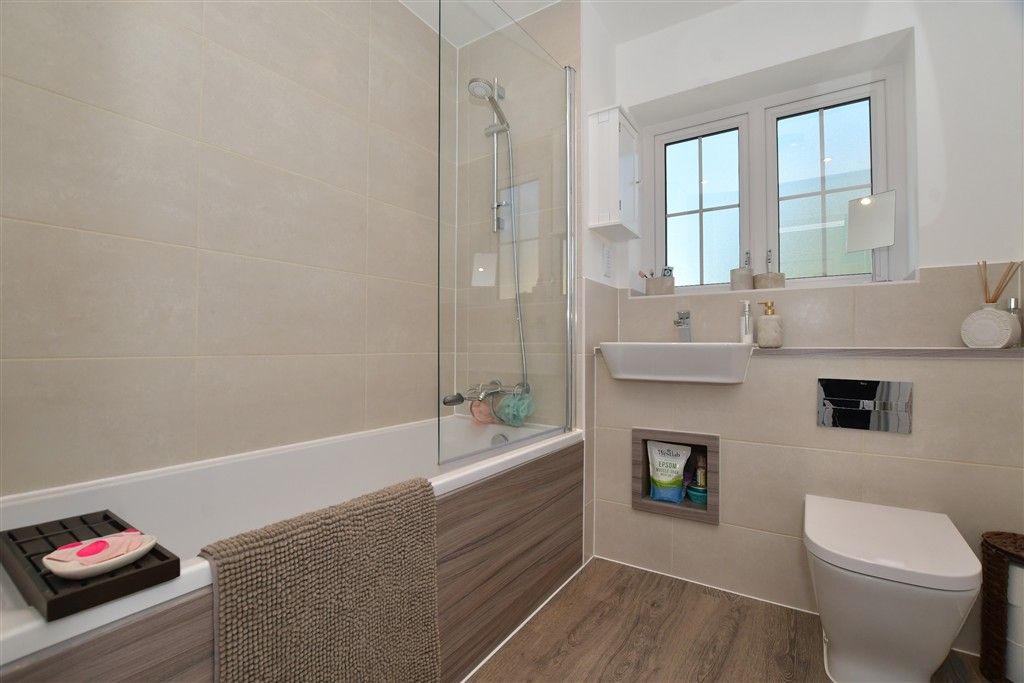 Property photo 3 of 10 Bathroom