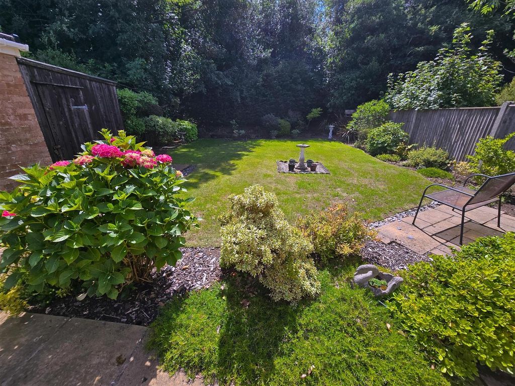 Property photo 2 of 13 Garden
