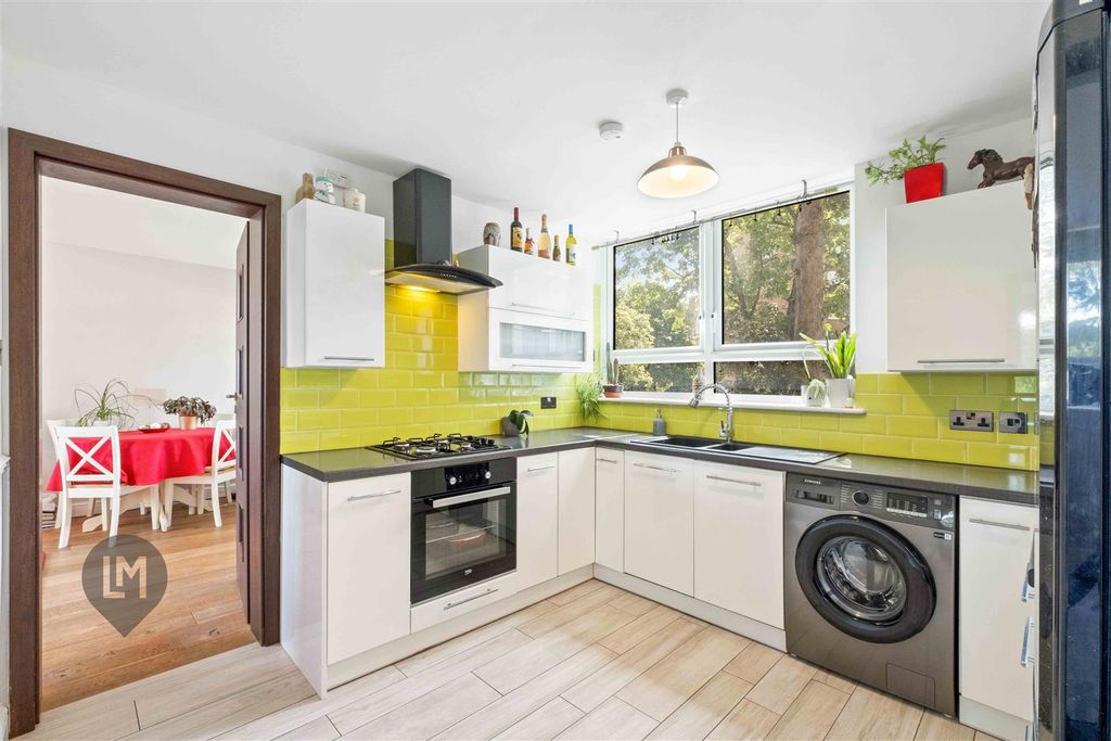 Property photo 2 of 7 Kitchen