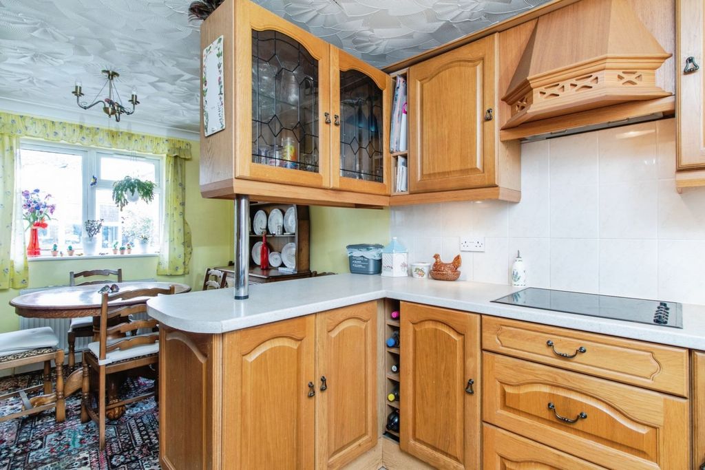 Property photo 2 of 28 Kitchen