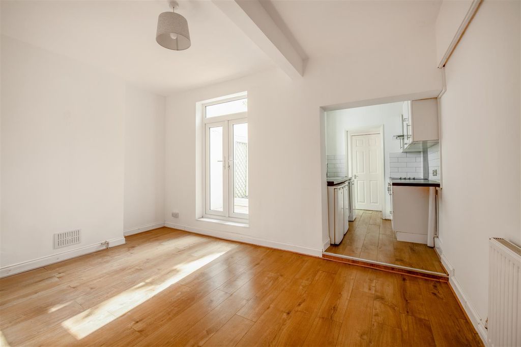 Property photo 2 of 19 6A Clarendon Rd-6.Jpg