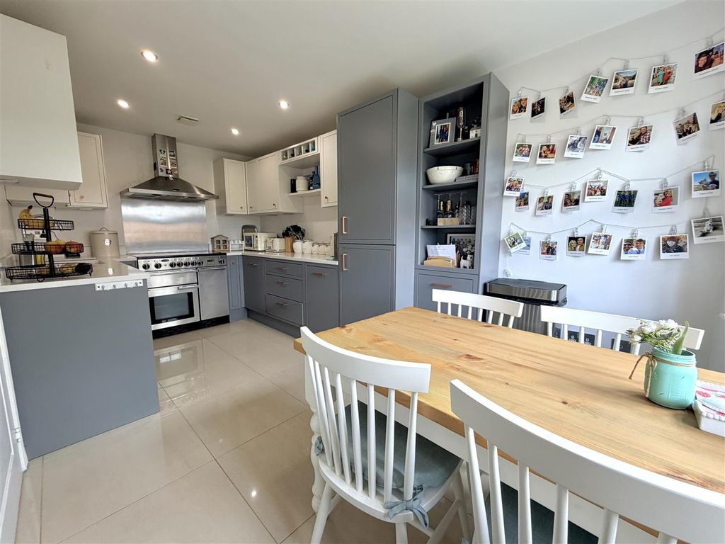 Property photo 3 of 25 Dining Kitchen