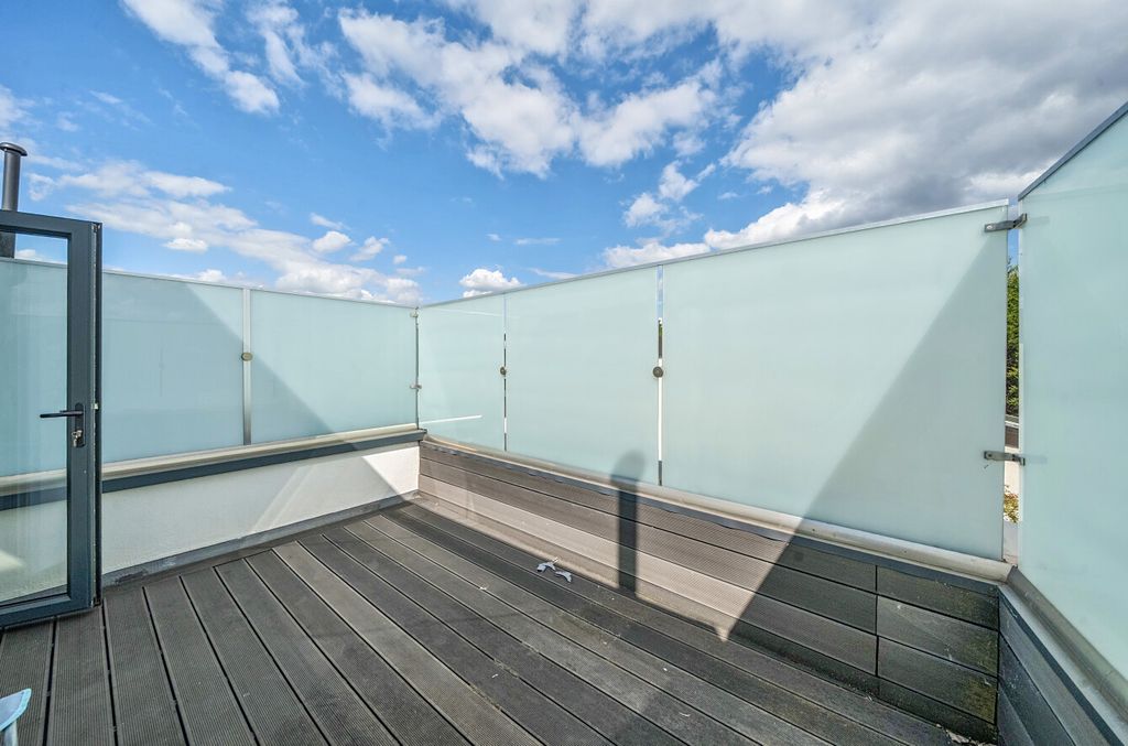 Property photo 2 of 12 1341402-1-689Df44...