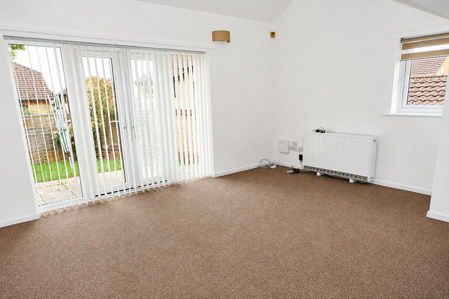 Property photo 3 of 13 Lounge (2)