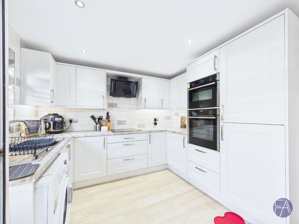 Property photo 3 of 11 5677216