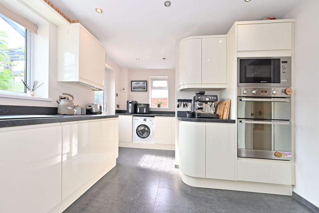 Property photo 3 of 35 Kitchen