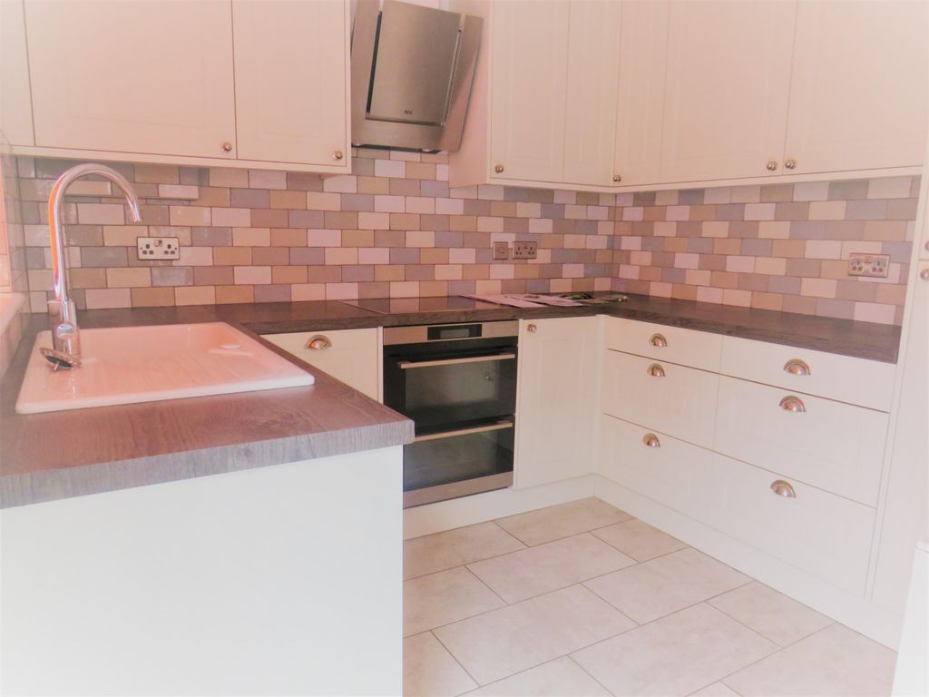 Property photo 3 of 12 Kitchen