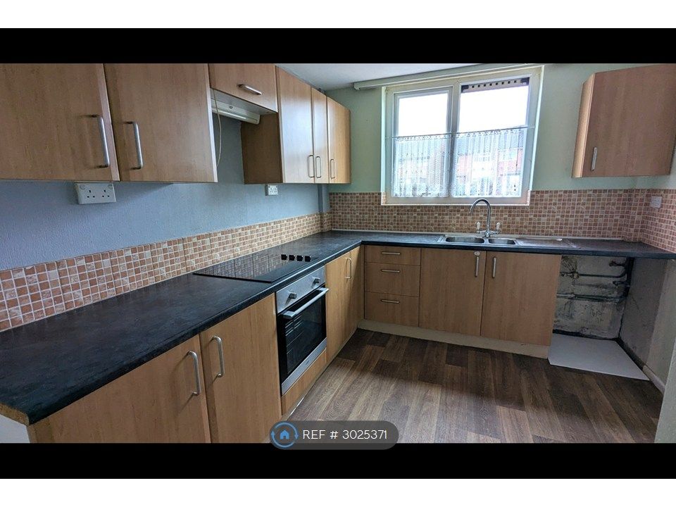 Property photo 3 of 12 Kitchen
